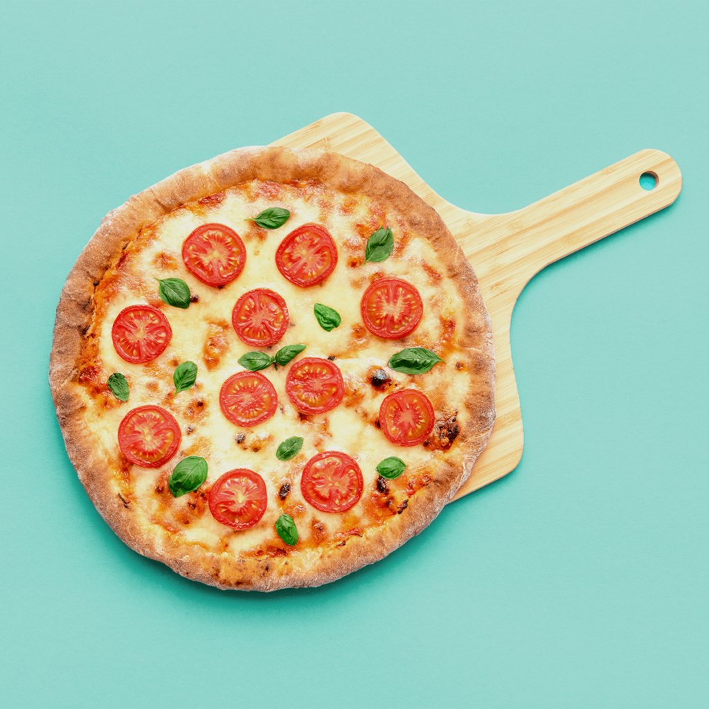Eine Pizza ist aufgrund des hohen Käseanteils ein Lebensmittel mit viel Laktose.